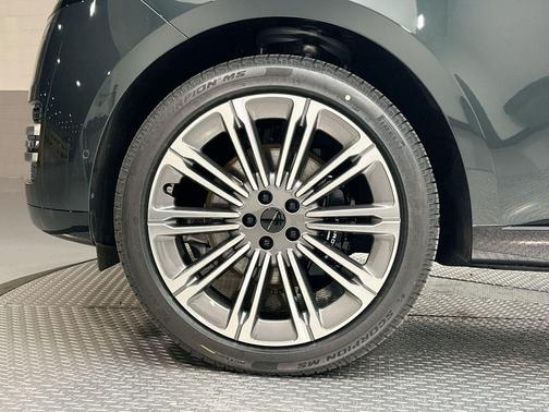 2026 Land Rover Range Rover P400 SE 7 Seat