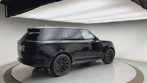 Santorini Black 2026 Land Rover Range Rover P550e SE
