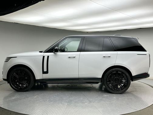 Fuji White 2026 Land Rover Range Rover SE