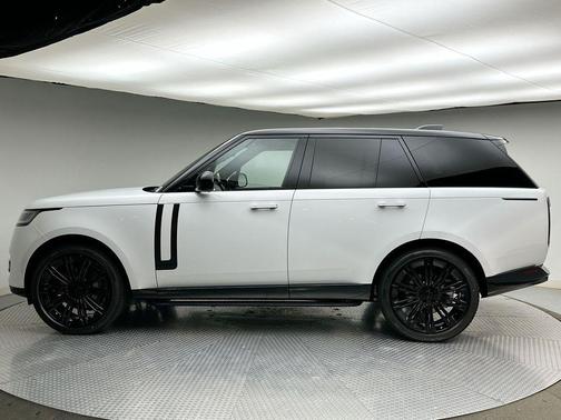 Fuji White 2026 Land Rover Range Rover SE