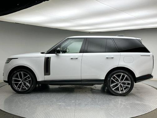 Fuji White 2027 Land Rover Range Rover SE