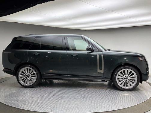 Belgravia Green Metallic 2026 Land Rover Range Rover SE