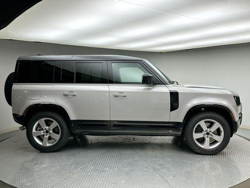 2026 Land Rover Defender P500 X-Dynamic SE