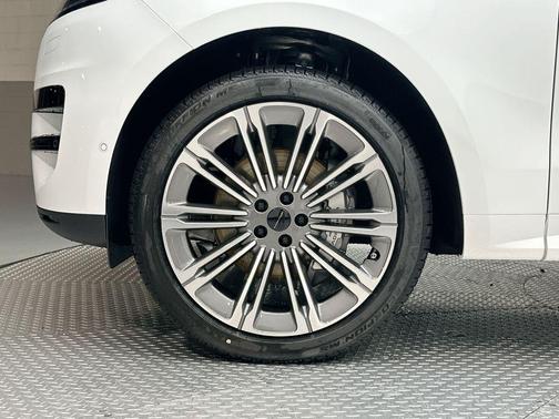 2026 Land Rover Range Rover Sport SE