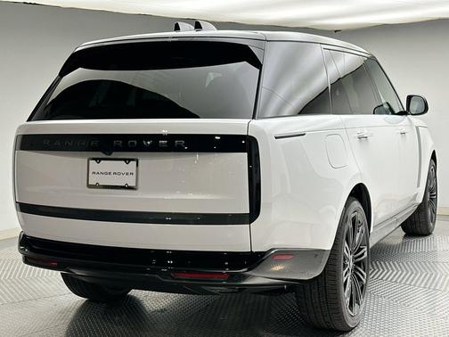 Fuji White 2027 Land Rover Range Rover SE