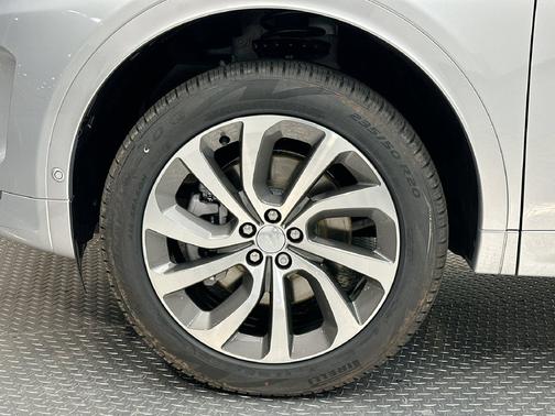 Silver Metallic 2025 Land Rover Discovery Sport S