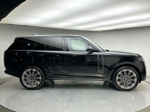 2025 Land Rover Range Rover P400 SE