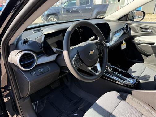 Mosaic Black Metallic 2026 Chevrolet Trax LT