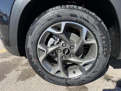 Mosaic Black Metallic 2026 Chevrolet Trax LT