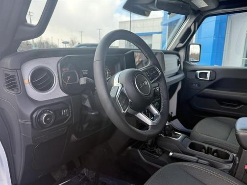 2025 Jeep Wrangler 4-Door Sahara 4x4