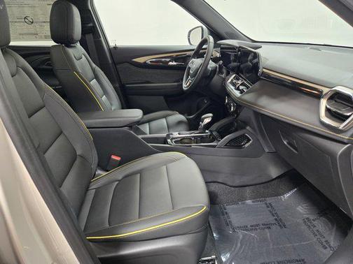 Iridescent Pearl Tricoat 2026 Chevrolet Trailblazer ACTIV