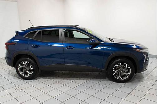 Blue Glow Metallic 2024 Chevrolet Trax LT