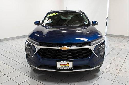 Blue Glow Metallic 2024 Chevrolet Trax LT