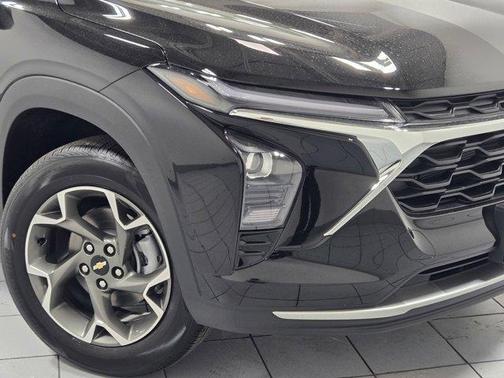 Mosaic Black Metallic 2026 Chevrolet Trax LT