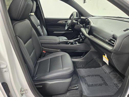 Summit White 2026 Chevrolet Traverse LT