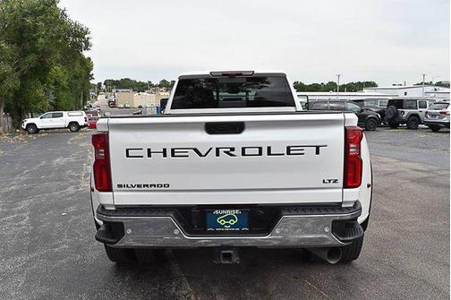 Iridescent Pearl Tricoat 2024 Chevrolet Silverado 3500 LTZ