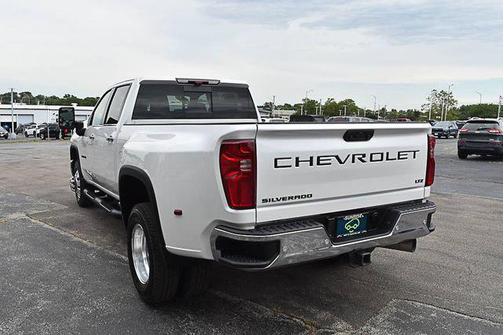 Iridescent Pearl Tricoat 2024 Chevrolet Silverado 3500 LTZ