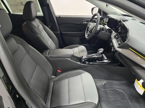 Mosaic Black Metallic 2026 Chevrolet Trax LT