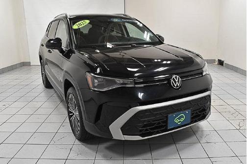 Deep Black Pearl 2025 Volkswagen Taos 1.5T SE