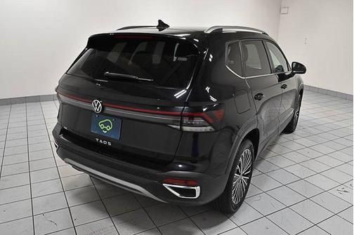 Deep Black Pearl 2025 Volkswagen Taos 1.5T SE