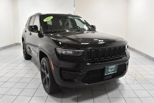 Diamond Black Crystal Pearlcoat 2025 Jeep Grand Cherokee Altitude