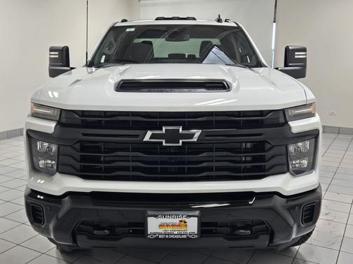 Summit White 2026 Chevrolet Silverado 2500 Custom
