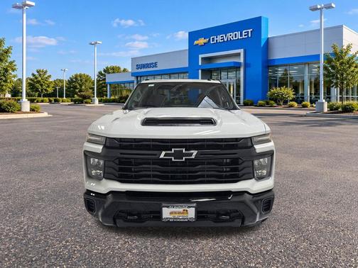 Summit White 2026 Chevrolet Silverado 2500 Custom