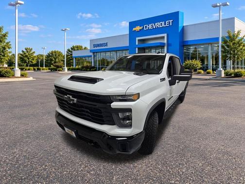 Summit White 2026 Chevrolet Silverado 2500 Custom