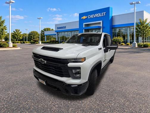 Summit White 2026 Chevrolet Silverado 2500 Custom