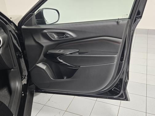 Mosaic Black Metallic 2026 Chevrolet Trax FWD 2RS