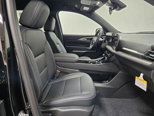 Mosaic Black Metallic 2026 Chevrolet Traverse LT