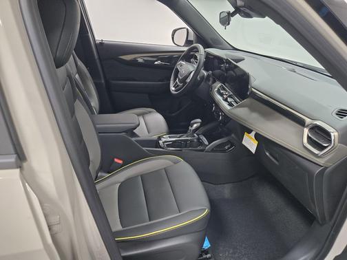 Iridescent Pearl Tricoat 2026 Chevrolet Trailblazer ACTIV