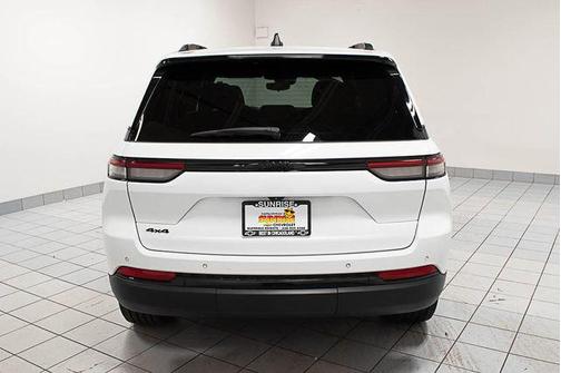 Bright White Clearcoat 2022 Jeep Grand Cherokee Altitude
