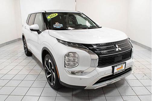 White Diamond 2024 Mitsubishi Outlander SE