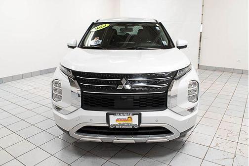 White Diamond 2024 Mitsubishi Outlander SE
