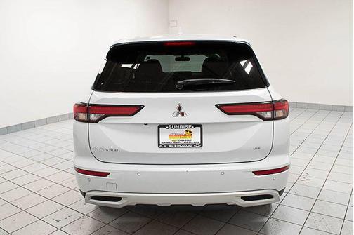 White Diamond 2024 Mitsubishi Outlander SE