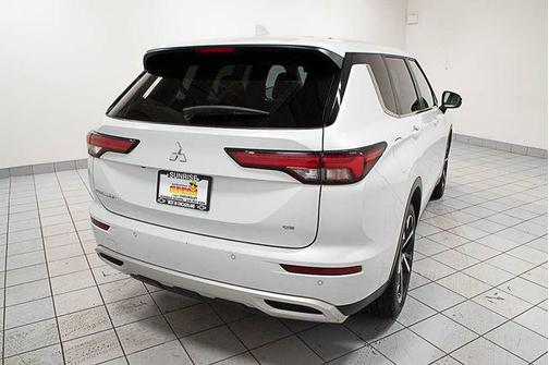 White Diamond 2024 Mitsubishi Outlander SE