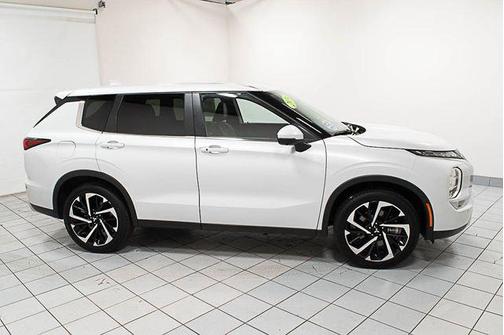 White Diamond 2024 Mitsubishi Outlander SE