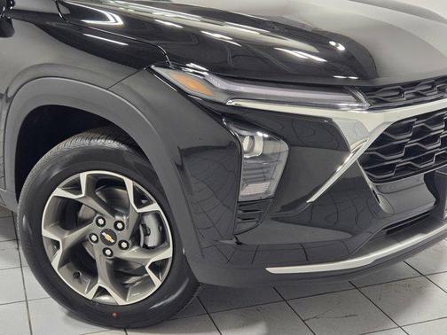 Mosaic Black Metallic 2026 Chevrolet Trax LT