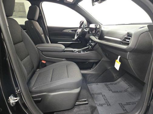 Mosaic Black Metallic 2026 Chevrolet Traverse LT