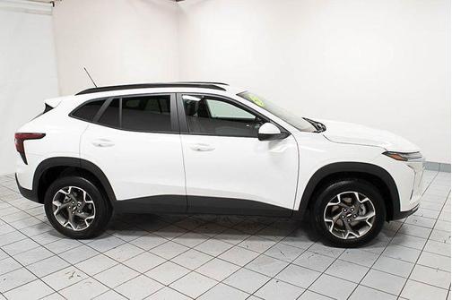 Summit White 2025 Chevrolet Trax LT