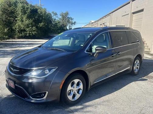 Granite Crystal Metallic Clearcoat 2017 Chrysler Pacifica Touring-L