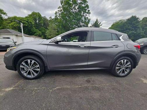 2017 INFINITI QX30 Premium