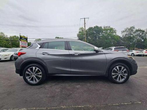 2017 INFINITI QX30 Premium