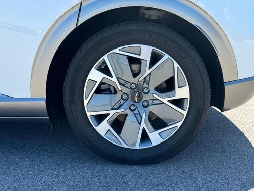 2024 Genesis GV60 Standard