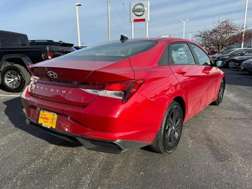 2022 Hyundai ELANTRA SEL