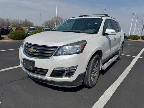 Iridescent Pearl Tricoat 2017 Chevrolet Traverse 2LT