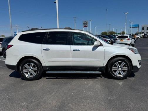 Iridescent Pearl Tricoat 2017 Chevrolet Traverse 2LT