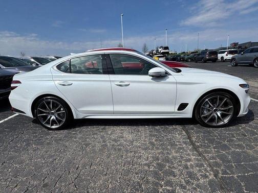 Uyuni White 2026 Genesis G70 2.5T Prestige