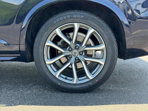 2017 Volvo XC90 T6 Momentum